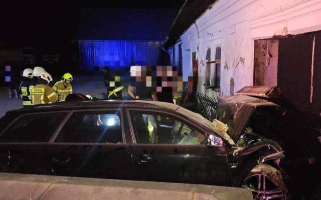 Nocny wypadek w Lipnicy Małej. Samochód staranował budynek przy drodze