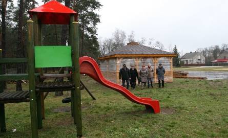Dzięki temu, że Koło Gospodyń Wiejskich w Komparzowie zawiązało w 2009 roku Stowarzyszenie, udało się mu doprowadzić do wyremontowania świetlicy wiejskiej