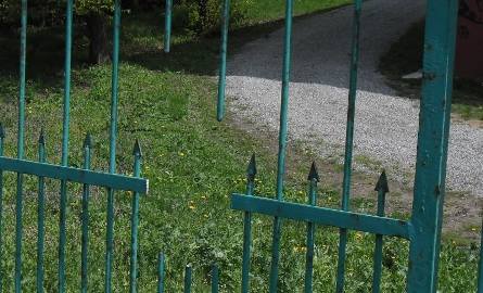 Nastolatka nadziała się na metalowy grot ogrodzenia szkoły w Radomiu (zdjęcia)