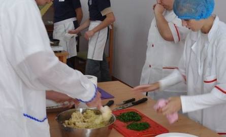 Uczniowie ośrodka „Radość Życia” przygotowali tradycyjne danie Sandomierszczyzny – bidulę.