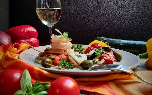 Pomysł na kolację w śródziemnomorskim klimacie – krewetki na aromatycznych pieczonych warzywach [PRZEPIS]