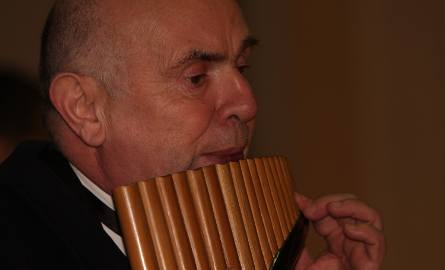 Podczas koncertu inauguracyjnego na fletni pana grał Georgija Agratina.