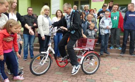 Mateusz jako jeden z pierwszych przejechał się specjalnym rowerem, podarowanym Specjalnemu Ośrodkowi Szkolno Wychowawczemu przy ulicy Spacerowej w Skarżysku
