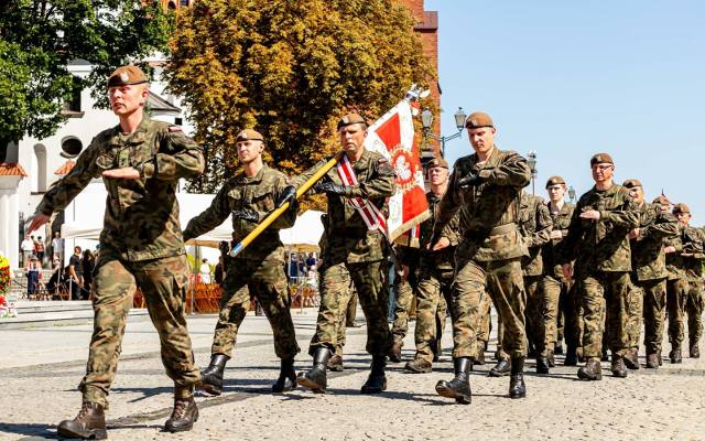 Podwójne Święto 15 Sierpnia: Wniebowzięcie NMP i Święto Wojska Polskiego. Czy trzeba iść do kościoła? Gdzie zrobimy zakupy? 