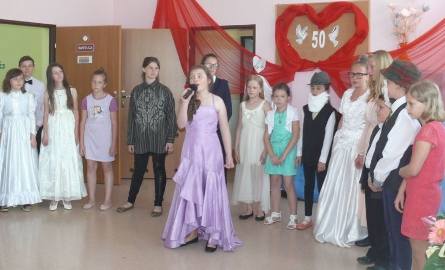 Wzruszające widowisko zaprezentowały dzieci ze Szkoły Podstawowej w Sarnówku.