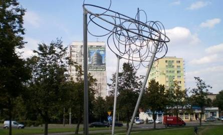 Metalowa konstrukcja u zbiegu alei Solidarności i ulicy Zwycięstwa