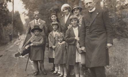 Na spacerze. Po prawej ks. Aleksander Różek (jej brat), obok jego siostrzenice: Halina Malczewska, Maria Rembowicz, Aldona Malczewska. Z teczką - Gwidon