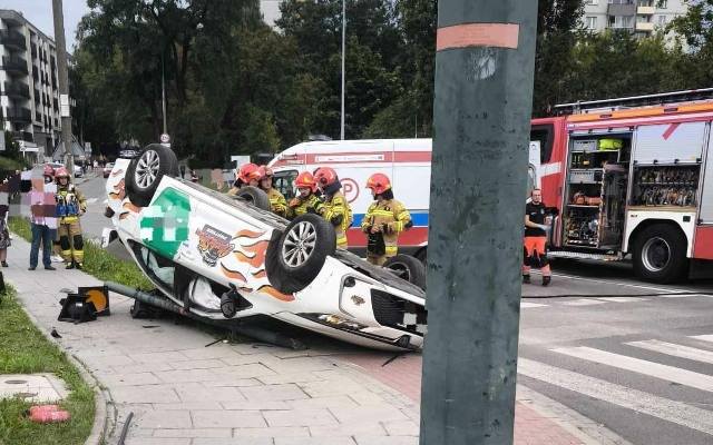 Groźny wypadek w Krakowie. Auto popularnego przewoźnika dachowało na ul. Nowosądeckiej