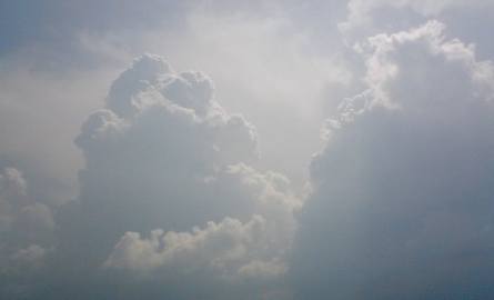 Cumulus congestus. Coraz bardziej piętrząca się chmura kłębiasta, która może przekształcić się culonimbusa - chmurę burzową.
