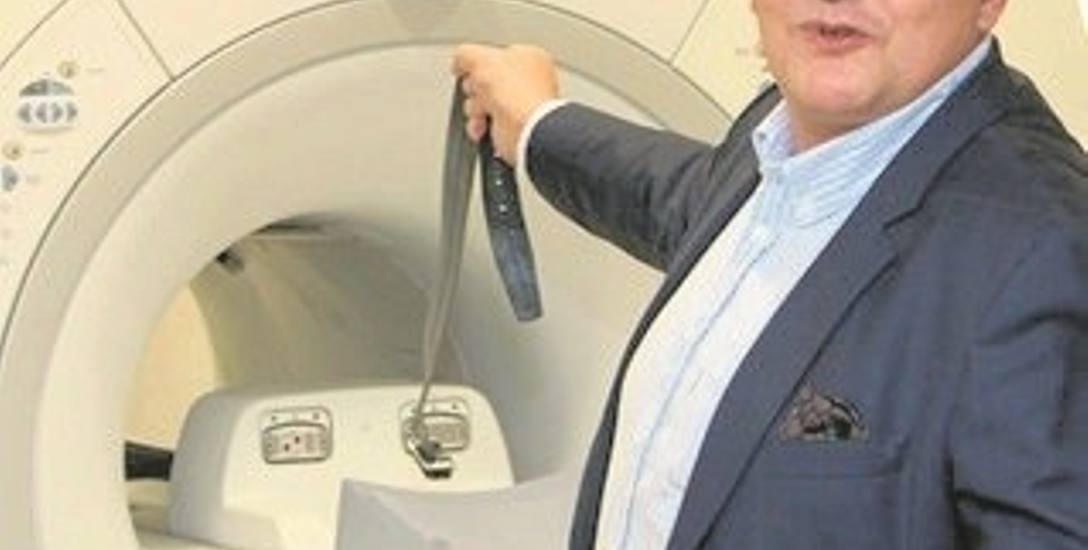 Jacek Liszka, współwłaściciel firmy Voxel, prezentuje rezonans magnetyczny