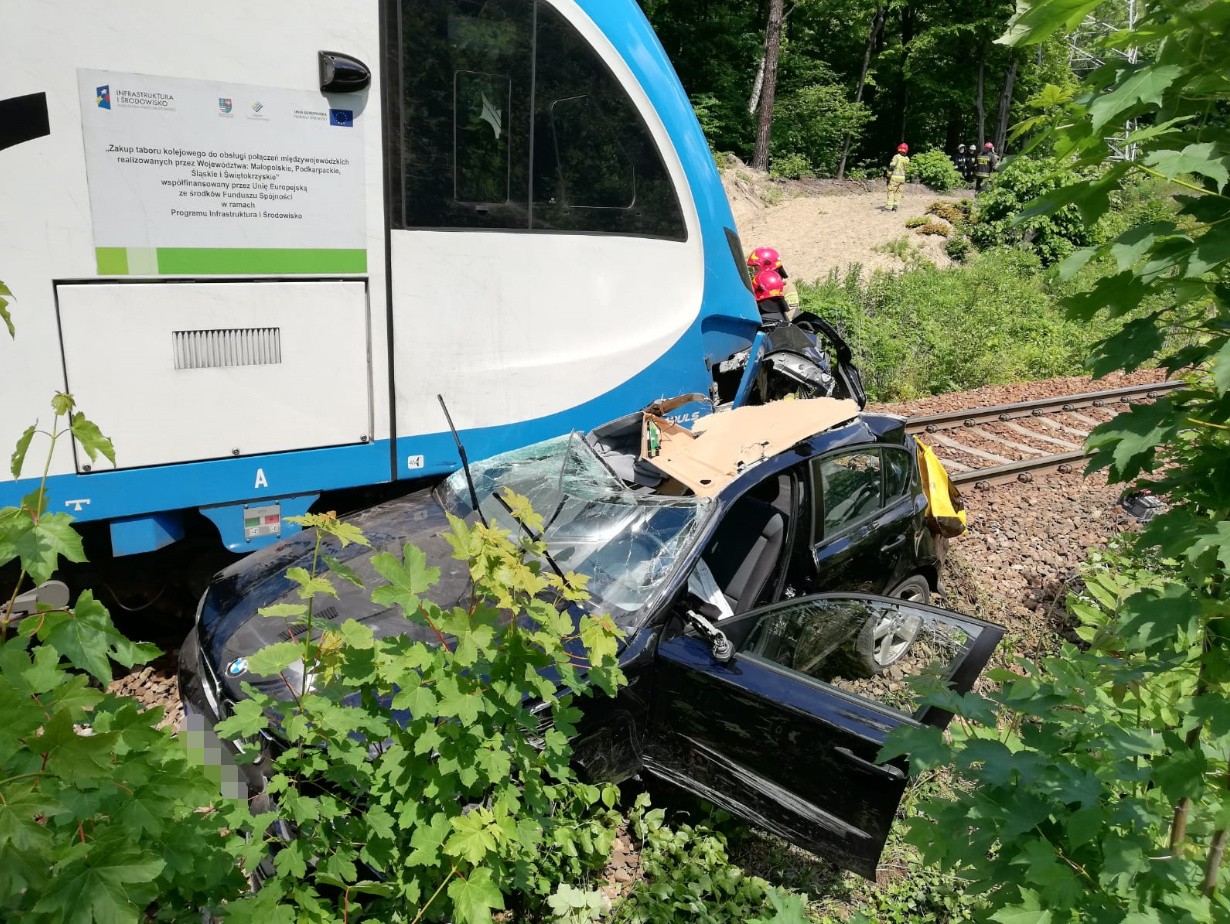 Wypadek w Mikołowie. Kobieta w BMW wjechała pod pociąg na