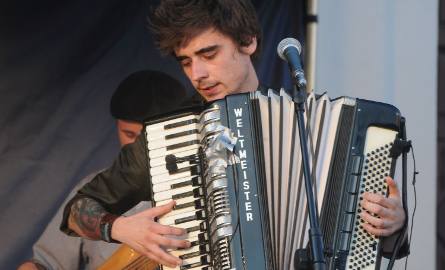 Liderem grupy jest akordeonista Patryk Walczak.