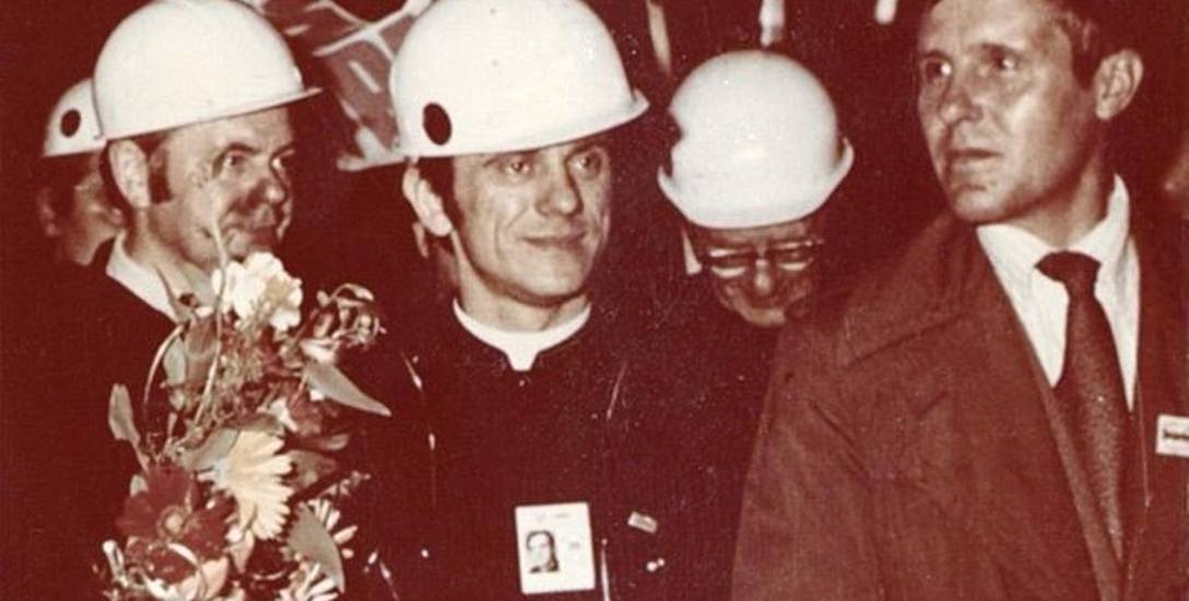 Ks. Jerzy Popiełuszko (w środku) był duszpasterzem robotników Huty Warszawa, służby zdrowia i nieoficjalnym kapelanem podziemnej „Solidarności”. Został