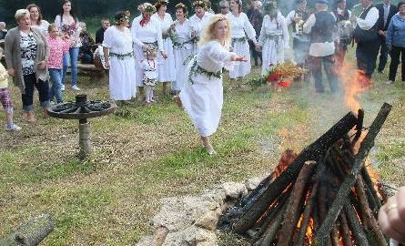 Nie zabrakło też przypomnienia kolejnego świętojańskiego zwyczaju, jaki panował w Polsce w czasach przedchrześcijańskich, czyli palenia ziół.