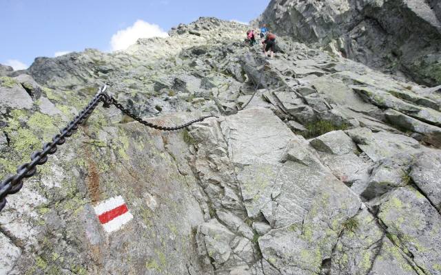 Uszkodzony łańcuch na szlaku w Tatrach. Wędrowcy muszą bardzo uważać