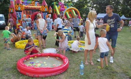 Dzieci z przyjemnością bawiły się przy basenikach z wodą