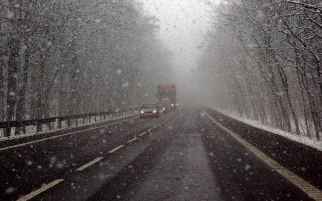Pogoda na niedzielę 29 stycznia. Kierowcy cały czas muszą uważać - wprowadzono ostrzeżenia. Będzie zimno, pochmurnie i deszczowo