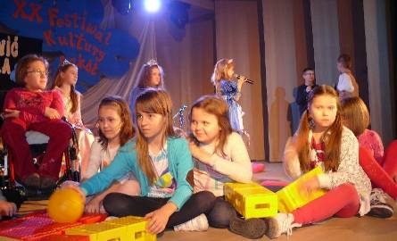 Zespół teatralny "Stokrotki” ze Szkoły Podstawowej numer 3 ze Staszowa wystąpił z przedstawieniem "Porady Wróżki Dobrej Rady”.