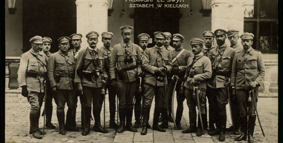 Józef Piłsudski ze swoim sztabem w Kielcach w sierpniu 1914 roku