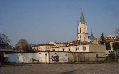 Widok na kościół parafialny od strony bulwarów nad Sołą. Na pierwszym planie widoczna jest dawna baza Miejskiego Zakładu Gospodarki Komunalnej w Oświęcimiu.