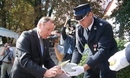 Burmistrz Sylwester Lewicki wmurowuje kamień węgielny pod pomnik Jana Pawła II