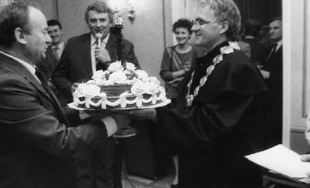 1 grudnia 1986 roku - tak w redakcji świętowano 15-lecie „Echa Dnia”. Tort przysłali do redakcji kieleccy cukiernicy.