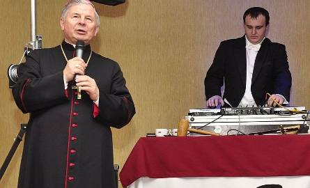 W roli didżeja? Biskup radomski Henryk Tomasik wdzięcznie otwierał w ostatni weekend bal charytatywny Rycerzy Kolumba w Radomiu.