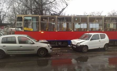 Samochody zderzyły się z tramwajem. Mężczyzna w szpitalu [zdjęcia] 
