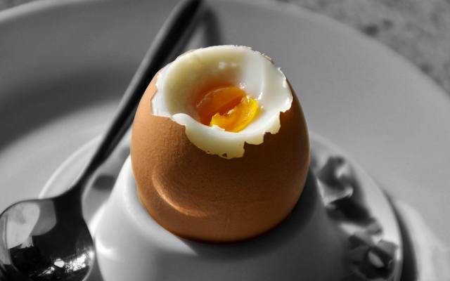 Jeśli lubimy jajka na półtwardo (mollet, mole), gotujemy je jak jajka na miękko, ale wydłużamy czas gotowania do około 6 minut. Białko będzie wtedy dość