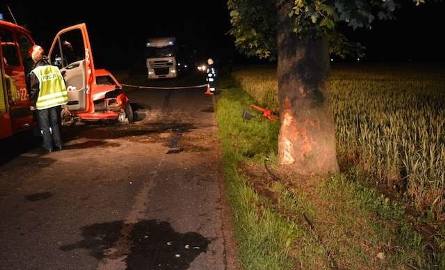 Wypadek w Jerzycach. Samochód rozbił się o drzewo