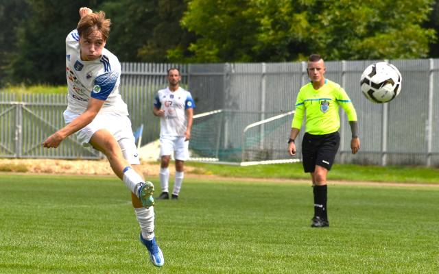 V LIGA PIŁKARSKA, ZACHÓD. Unia Oświęcim pokonała Rabę Dobczyce. Filmowy gol Oliwiera Kowalskiego