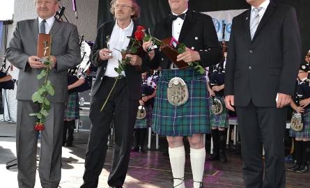 Laureaci Róż Olesna 2011 na scenie miejskiego amfiteatru. Od lewej: Stanisław Muszyński, _Roch Antkowiak, Gordon Conelly i burmistrz Sylwester Lewic