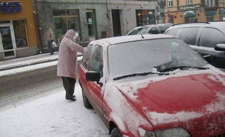Wczoraj kierowcy musieli zmagać się z pierwszym atakiem zimy w mieście.