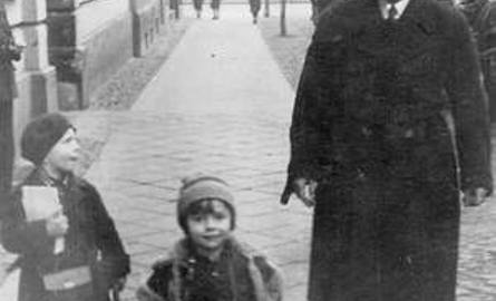 Rodzeństwo: Basia i starszy brat Stefan (z tyłu) z tatą w drodze z ochronki do domu. Ulica Łokietka, 1935 rok.