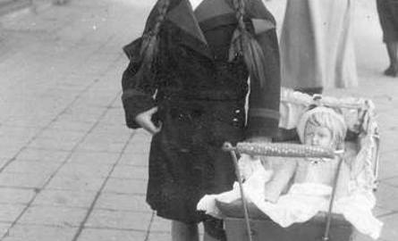 1939 rok- mała Basia Wawrzyńczak na spacerze, ul. Gdańska. Ukochana lala w modnym wózku.