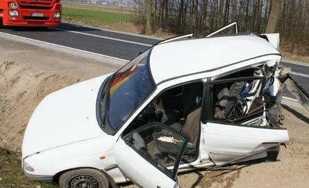 Opel i volkswagen skasowane, kierowcy w szpitalu. Zobacz zdjęcia