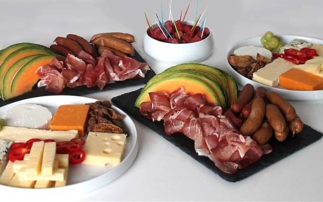 Jakie przekąski podać na Sylwestra? Postaw na hiszpańskie tapas, czyli przystawki, że palce lizać!