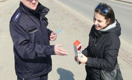 Kobiety za kierownicą miały w Staszowie pierwszeństwo jeśli chodzi o kontrolę drogową. W prezencie policjanci wręczali słodkie upominki.