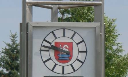 Zegar z herbem Suchedniowa przestał wskazywać temperaturę, na jednej z trzech tarcz wskazówki pokazują złą godzinę.