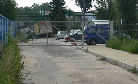 Droga dojazdowa i wstęp na skwer od strony parkingu sklepu Biedronka zostały odgrodzone siatką.