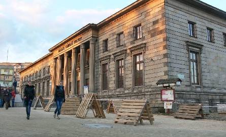 Pod Miejskim Centrum Kultury w Skarżysku znajduje się system schronów dla 300 osób.
