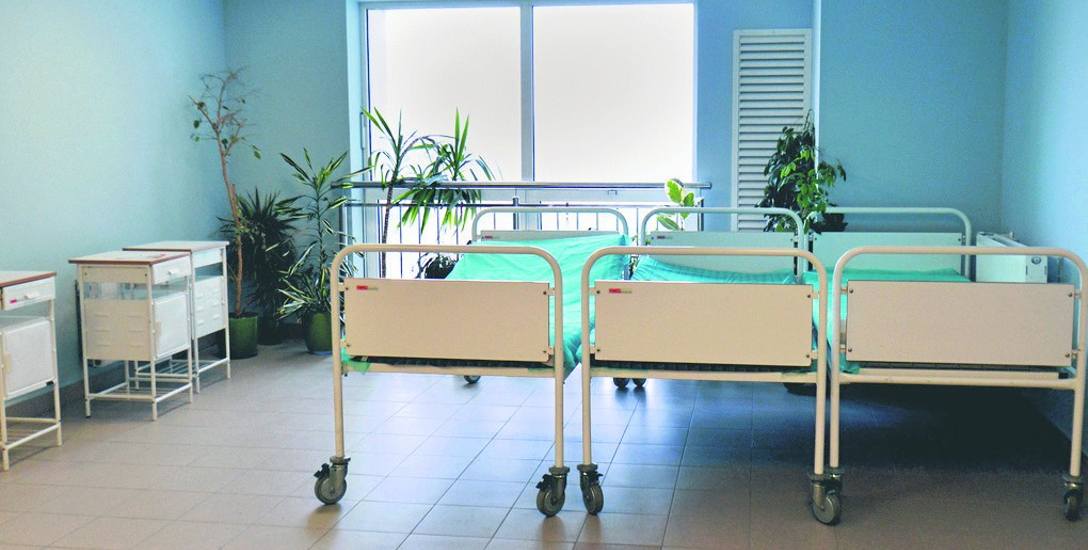 Dodatkowe łóżka stoją m.in. na korytarzu przed oddziałem kardiologii. W razie potrzeby wstawiane są na oddział, by położyć na nich chorych wymagających
