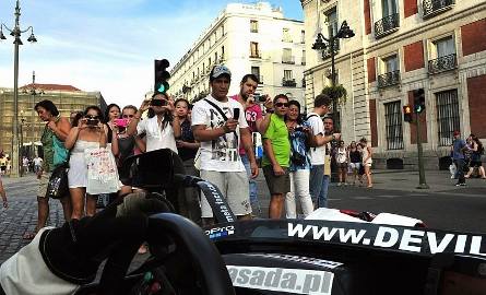 Mieszkańcy Madrytu robili zdjęcia niezwykłego pojazdu.
