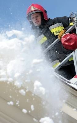 Śnieg zalegający na dachach może być bardzo groźny dla konstrukcji nośnych budynków - uczulają strażacy 