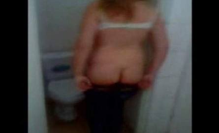 Szok! Nastolatka zrobiła striptiz w szkolnej toalecie. Wśród uczniów krąży film (zdjęcia tylko dla dorosłych)