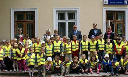 Przedszkolaki z "5" wraz z wiceburmistrzem Krzysztofem Jasińskim, dyrektorem biblioteki Dariuszem Kowalczykiem i nauczycielkami