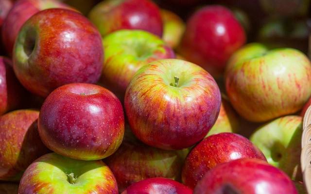 Śliskie, tłuste, nieco lepkie jabłka w markecie lub sklepie. Czy są zdrowe i bezpieczne? [24.11.2020]