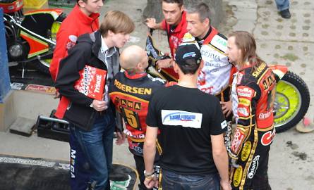 Bjarne Pedersen na gorąco dzielił się z kolegami z drużyny wrażeniami po wyścigu