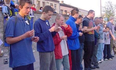Mieszkańcy Ostrowca zajadają się smakowitą kaszanką.
