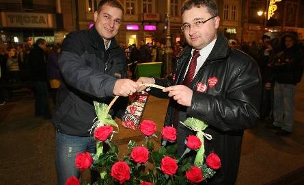 Członek zarządu powiatu kieleckiego Jacek Barański z wolontariuszem WOŚP.
